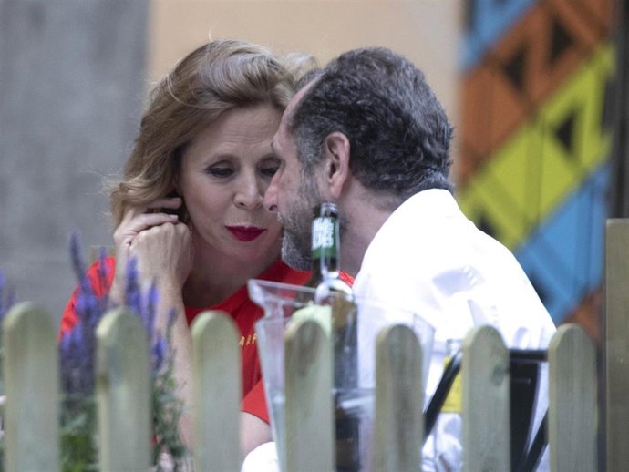 Agatha Ruiz de la Prada y su novio, Luis Gasset, comparten confidencias en una terraza madrileña