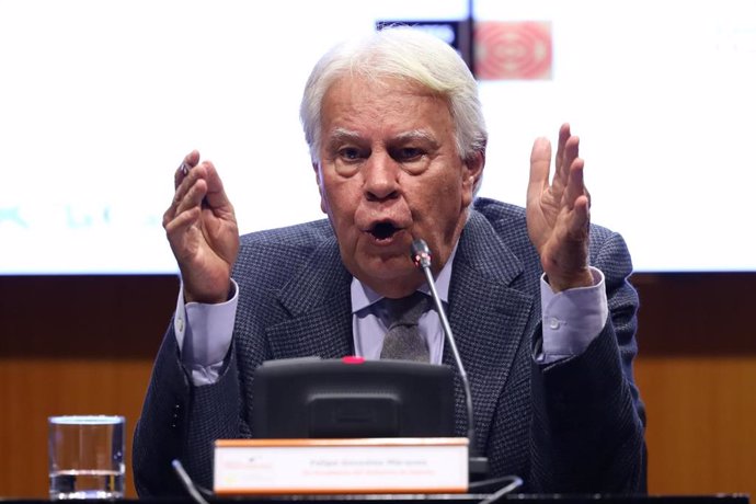 El expresidente Felipe González durante la presentación del informe 'Jóvenes, Internet y democracia', un evento organizado por la Fundación Manuel Giménez Abad y la Fundación Felipe González, en el Palacio de La Aljafería de Zaragoza/ Aragón (España), a