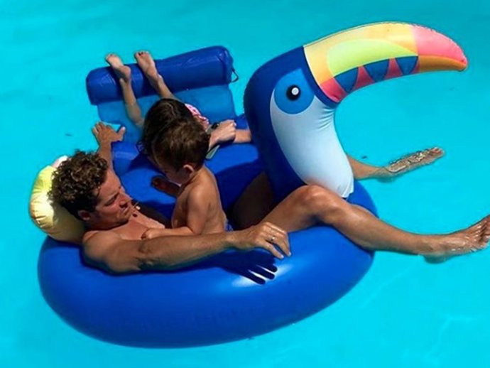 David Bisbal disfruta de una tarde en la piscina junto a sus hijos, Ella y Matteo. Foto Instagram