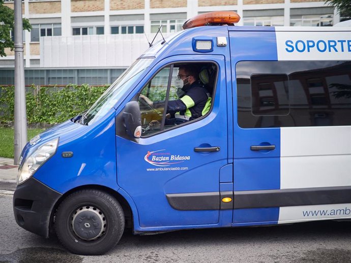 Una ambulancia del 112 entra en el Complejo Hospitalario de Navarra durante la pandemia de Covid-19.