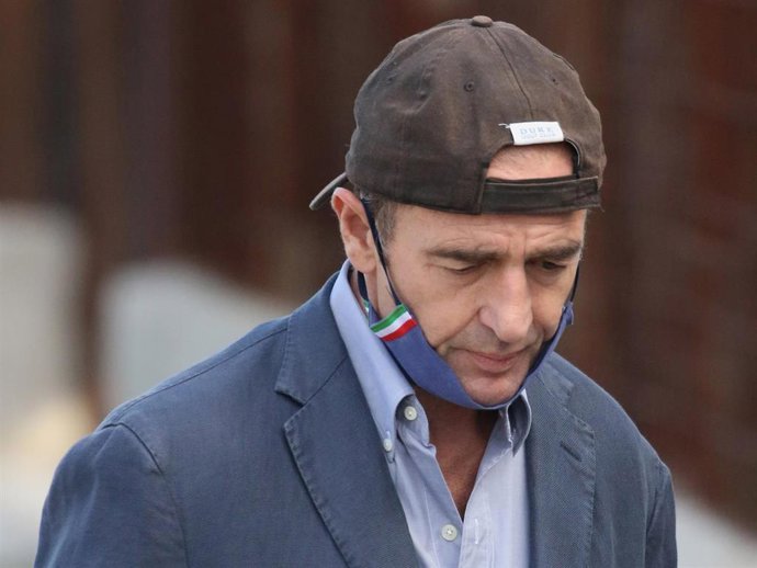 Alessandro Lequio, cabizbajo durante un paseo por los alrededores de su domicilio