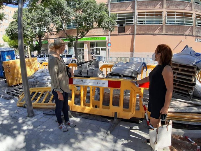 Las regidoras de Cs Pomar y Capó durante la visita a las obras de Camp Redó.