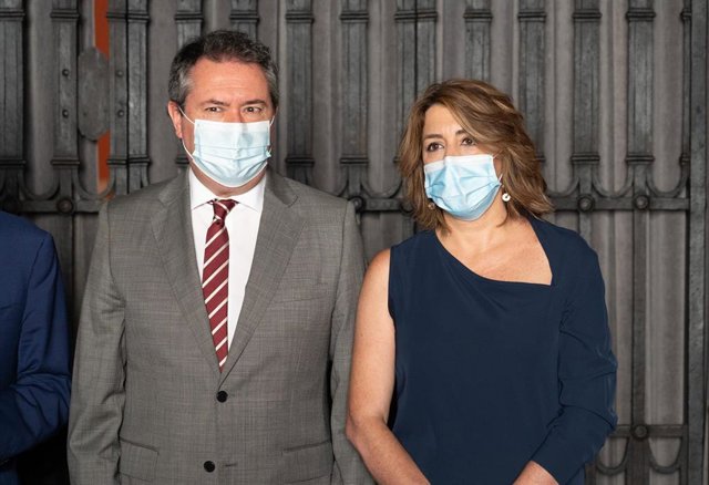 La secretaria general del PSOE de Andalucía, Susana Díaz junto al alcalde de Sevilla, Juan Espadas, este martes