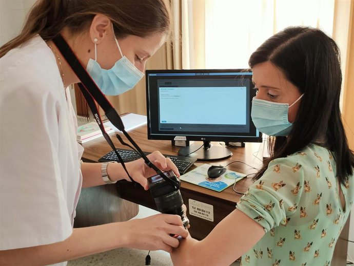 Un sanitario atiende a una paciente