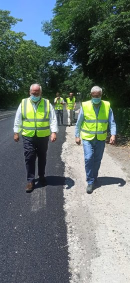 El delegado, Jesús Estrella, en su visita a la carretera de acceso de la estación de Adif de Andújar.