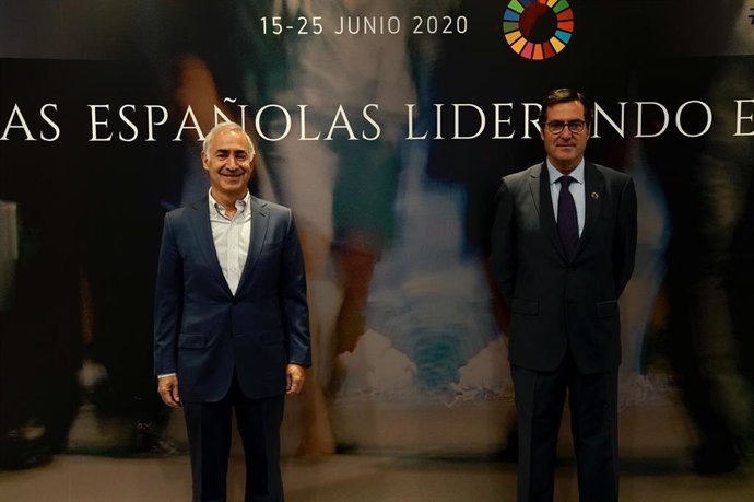 Antonio Coimbra (Vodafone) y Antonio Garamendi (CEOE) en la cumbre 'Empresas españolas liderando el futuro' organizada por CEOE,