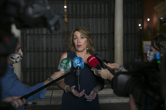 La secretaria  general del PSOE-A, Susana Díaz, atiende a los medios de comunicaicón tras los desayunos informativos de Europa Press Andalucía, con el patrocinio de Fundación Cajasol, Atlantic Copper, Cepsa y Laboratorios Vir. En Sevilla (Andalucía, Esp