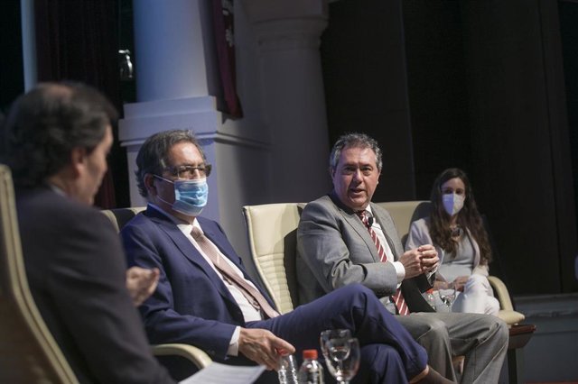 El alcalde de Sevilla, Juan Espadas (2d),  interviene en los desayunos informativos de Europa Press Andalucía, con el patrocinio de Fundación Cajasol, Atlantic Copper, Cepsa y Laboratorios Vir. En Sevilla (Andalucía, España), a 23 de junio del 2020