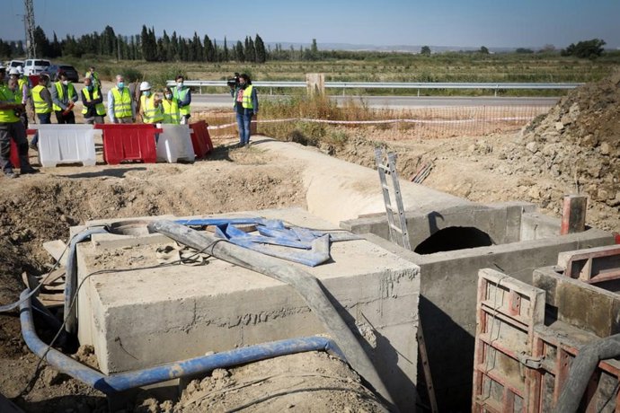 El alcalde de Zaragoza, Jorge Azcon, visita las obras del colector de Malpica