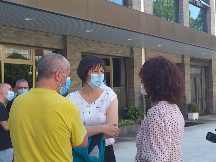 La portavoz nacional y candidata del BNG a la presidencia de la Xunta de Galicia, Ana Pontón, charla con representantes sindicales de la automoción, tras un encuentro sectorial en un hotel de Vigo.