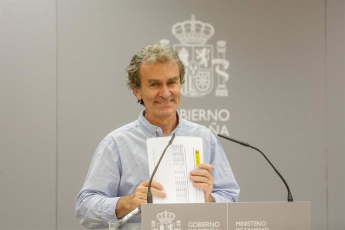 El director del Centro de Coordinación de Alertas y Emergencias Sanitarias (CCAES), Fernando Simón, sonríe durante la primera de las ruedas de prensa que ofrecerá en el Ministerio de Sanidad dos veces a la semana lunes y jueves-, en Madrid (España), a 
