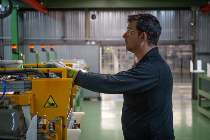 Imagen de un hombre trabajando en la planta de Nissan en Barcelona. 
