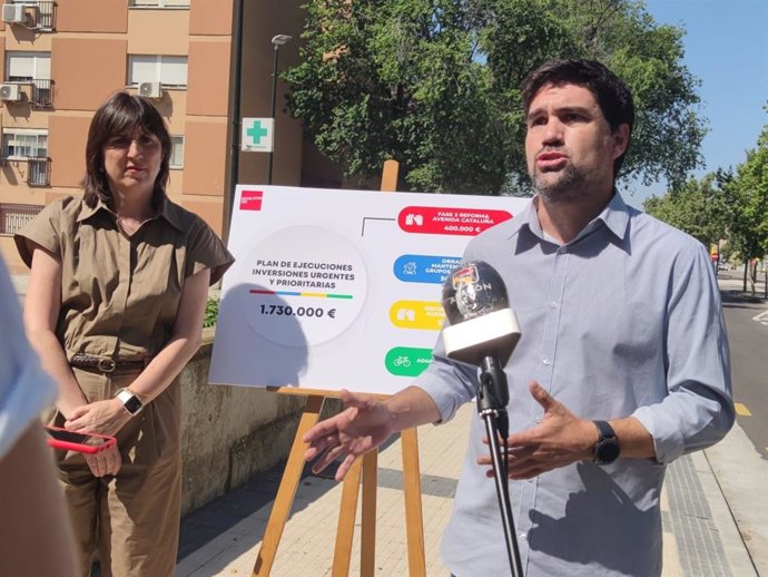 La portavoz del grupo municipal del PSOE, Lola Ranera, y el concejal socialista, Horacio Royo, en la avenida de Cataluña