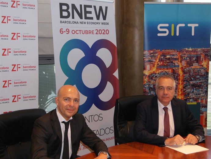 El ceo y fundador de SIRT, David Garriga, y el delegado especial del Estado en el CZFB, Pere Navarro, tras firmar el acuerdo