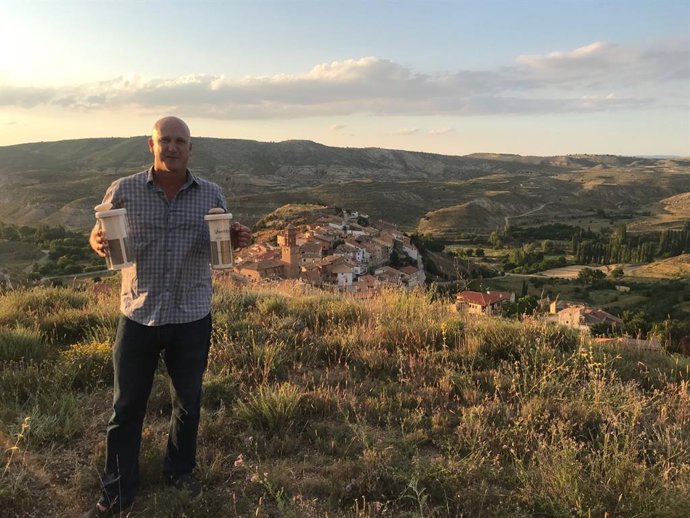 El inventor valenciano de un utensilio para hacer bebidas vegetales gana un juic