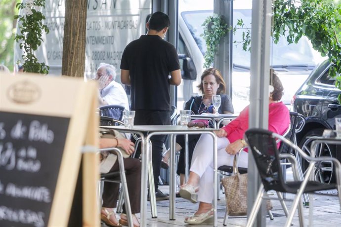 Varias personas en una terraza de un restaurante de Madrid (España), a 22 de junio de 2020.  