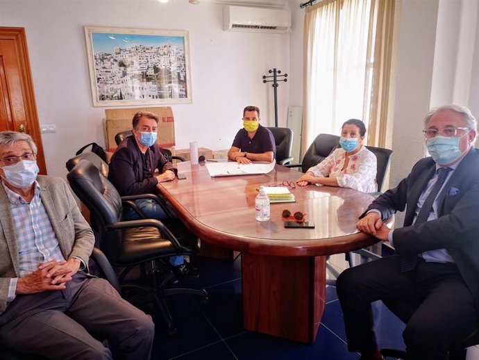 Reunión entre el presidente de la APA, Jesús Caicedo, y la alcaldesa de Mojácar, Rosa Mari Cano