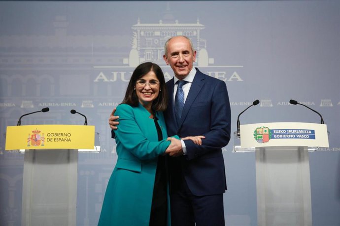 El consejero de Gobernanza Pública y Autogobierno y portavoz del Gobierno vasco, Josu Erkoreka, y la ministra de Política Territorial y Función Pública, Carolina Darias