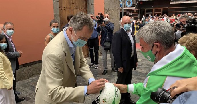 El Rey Felipe VI firma un balón a un bético en Gran Canaria