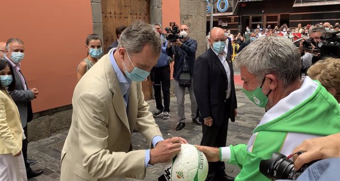 El Rey Felipe VI firma un balón a un bético en Gran Canaria y bromea: "No tengo 
