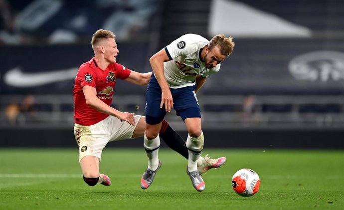 19 June 2020, England, London: Tottenham Hotspur's Harry Kane (R) and Manchester United's Scott McTominay battle for the ball during the English Premier League soccer match between Tottenham Hotspur and Manchester United at the Tottenham Hotspur Stadium.