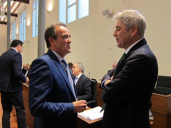 El presidente de la DPZ, Juan Antonio Sánchez Quero, y el portavoz del PP, Francisco Artajona, hablan antes del pleno de la institución provincial.