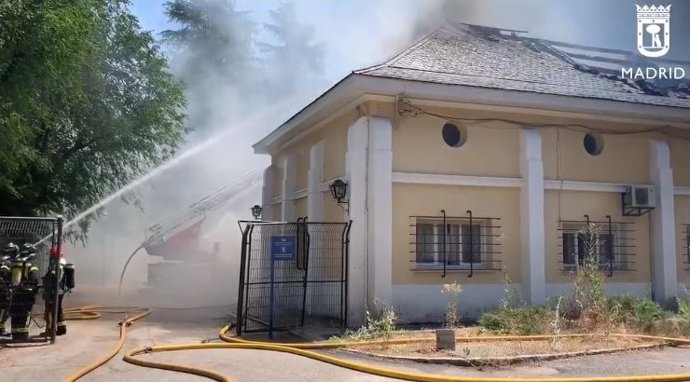 Bomberos del Ayuntamiento de Madrid extinguen un incendio en la delegación de Patrimonio Nacional de El Pardo.