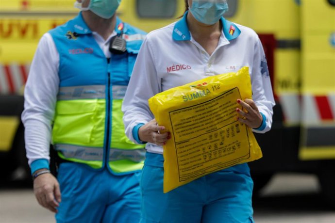 Dos sanitarios del SUMMA llevan un kit de material de protección para los compañeros.