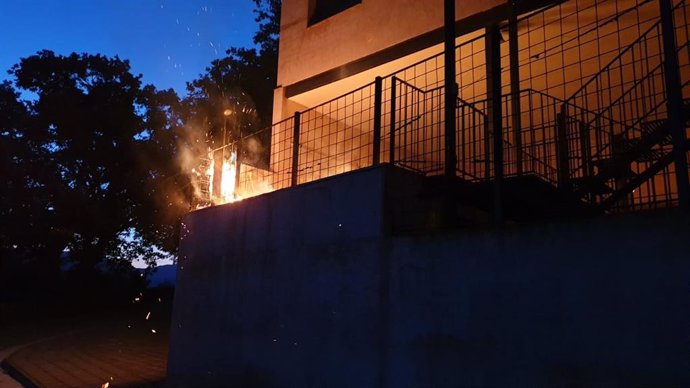 Prenden fuego de madrugada en Navas de Estena a una casa rural del alcalde y destrozan sus dos vehículos