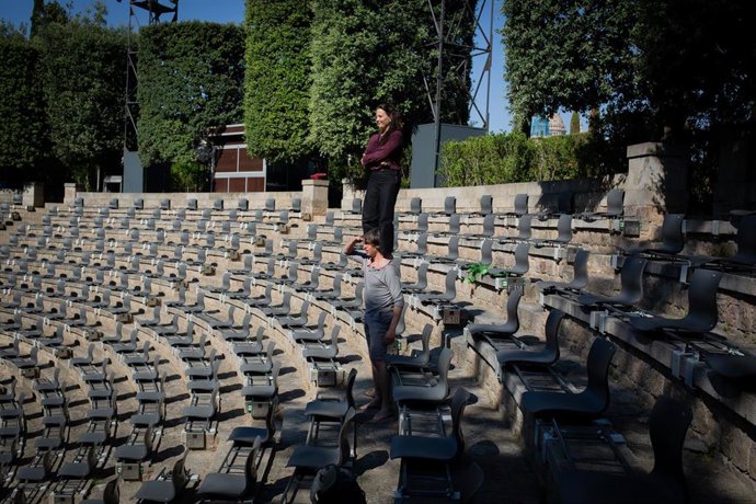 Los actores, Camille Decourtye y Mateu Trias, posan ante la cámara en el recinto donde se presenta A tocar!, el espectáculo inaugural del festival griego, a cargo de la compañía Baró devel, en Barcelona, Catalunya (España), a 23 de junio de 2020.
