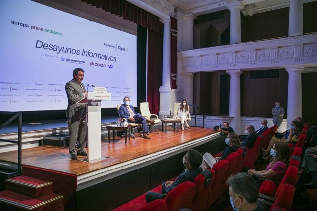 El alcalde de Sevilla, Juan Espadas (i), interviene en los desayunos informativos de Europa Press Andalucía, con el patrocinio de Fundación Cajasol, Atlantic Copper, Cepsa y Laboratorios Vir