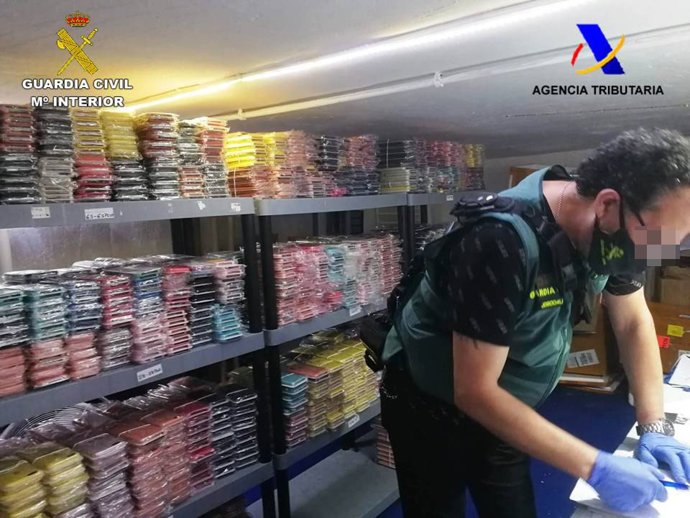 Un agente de la Guardia Civil, con los productos intervenidos