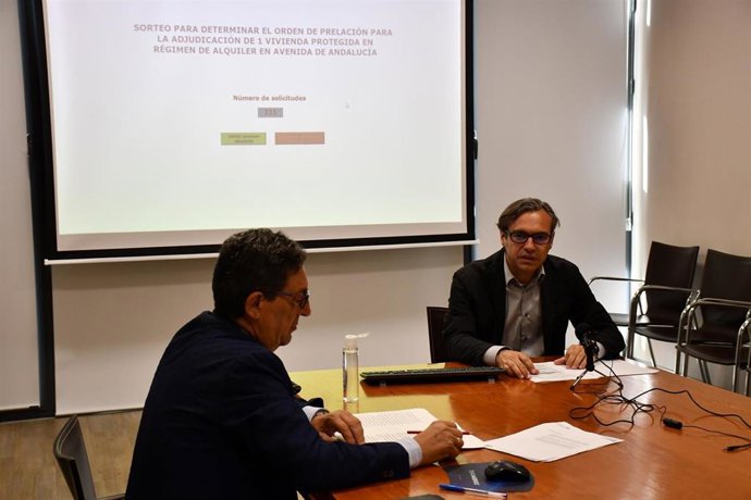 El acto de sorteo, presidido por el notario Rafael Díaz Escudero, en presencia del director gerente de Emvisesa, Felipe Castro,