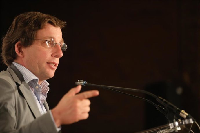 El alcalde de Madrid, José Luis Martínez-Almeida, interviene durante el acto en el Auditorio de Caixaforum en homenaje a los Comedores con Alma