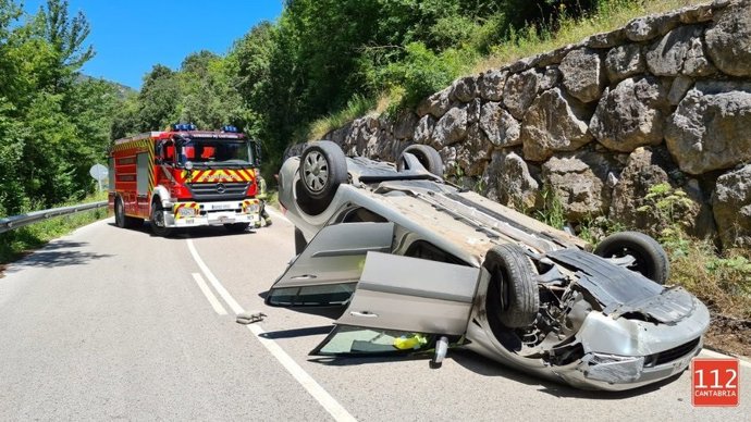 Vehículo volcado en Pesaguero