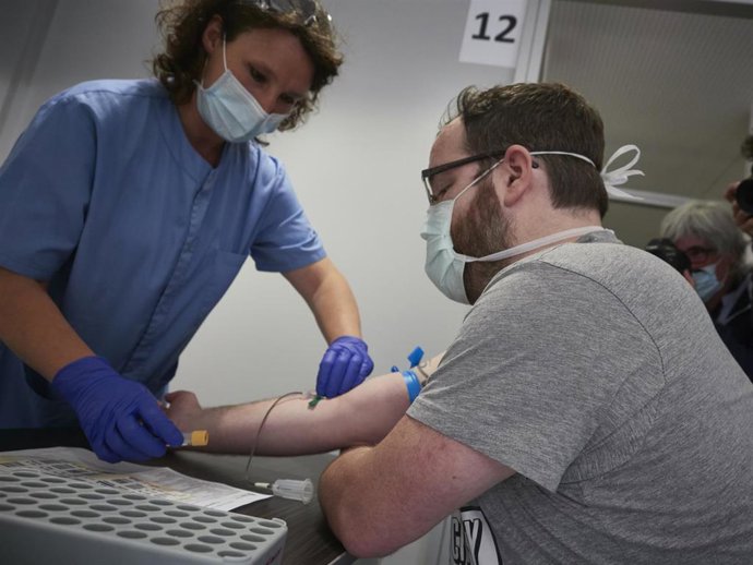 Una trabajadora sanitaria realiza una extracción de muestras para una prueba PCR (Archivo)