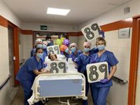 Sale tras 89 días la última paciente ingresada con coronavirus en el Hospital General de Málaga