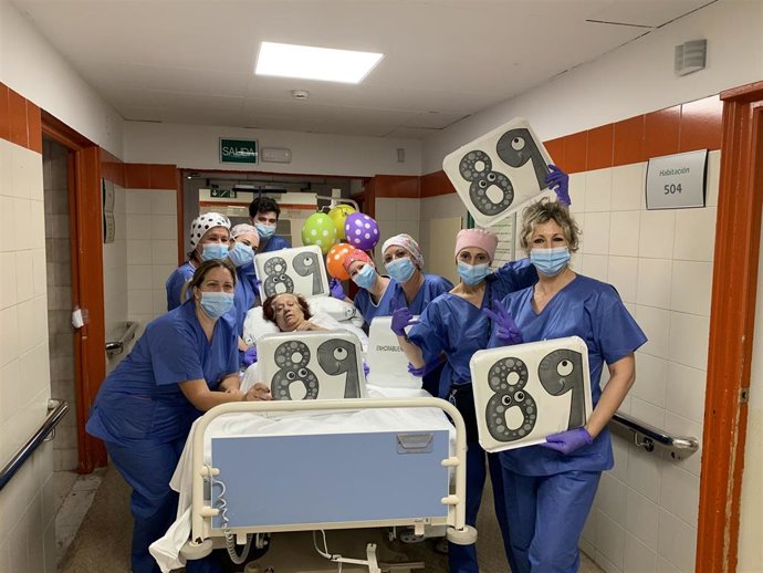 Despedida de la última paciente ingresasa por coronavirus en el Hospital General de Málaga