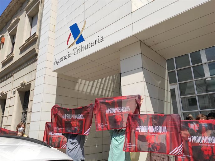 Protesta a las puertas de la delegación de la Agencia Tributaria de Sabadell