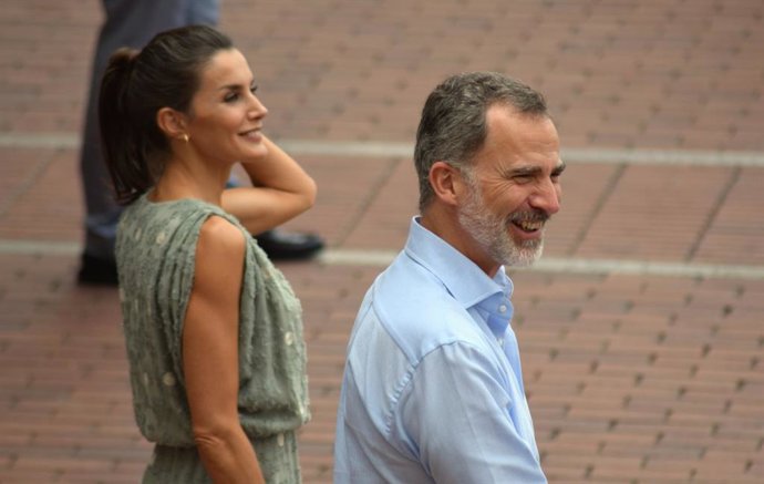 Los Reyes durante su paseo por la playa de Las Canteras, en la capital grancanaria