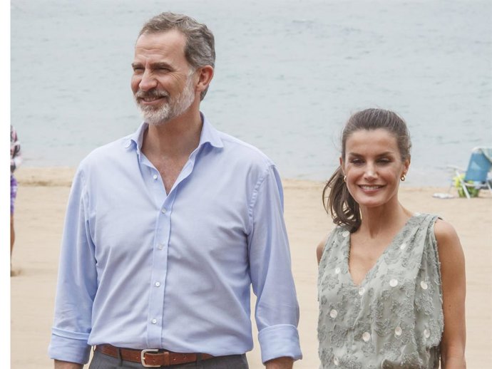 Los Reyes don Felipe y doña Letizia durante su paseo por Las Canteras