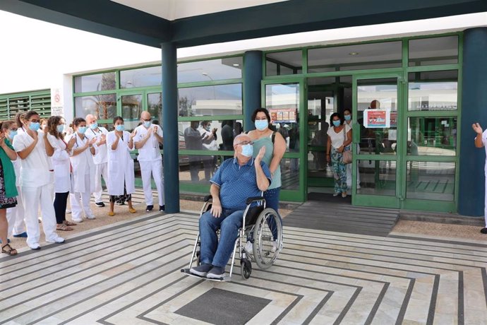 El último paciente con covid-19 en el Hospital Doctor José Molina Orosa recibe el alta hospitalaria