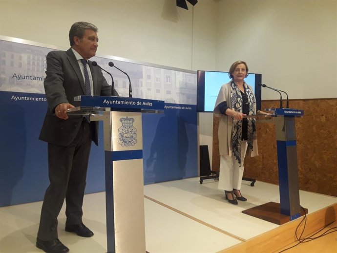 El presidente de Sepides, Antonio Cervera, y la alcaldesa de Avilés, Mariví Monteserín