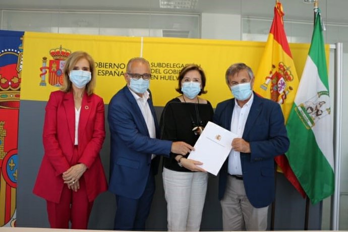 La delegada del Gobierno de España en Andalucía, Sandra García, en la entrega a los regantes del Condado (Huelva) del documento que les acredita para el riego de 1.414 hectáreas.