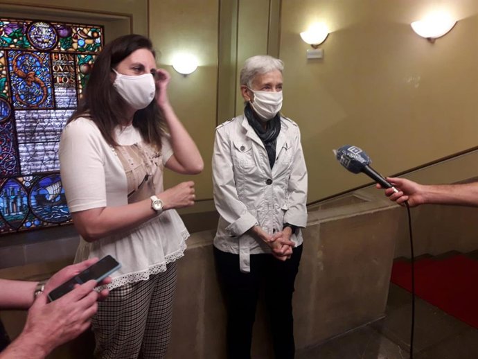 La concejala de Educación de Avilés, Nuria Delmiro, y la consejera de Educación, Carmen Suárez