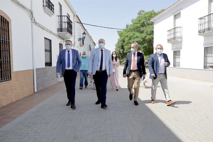 El presidente de la Diputación de Córdoba, Antonio Ruiz (centro), visita La Granjuela