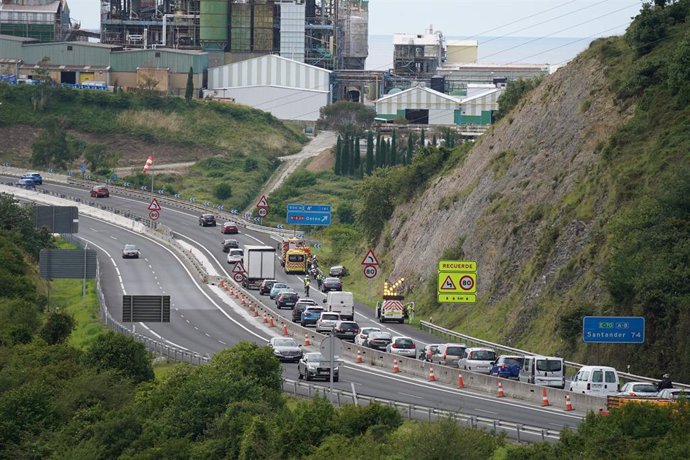 Retenciones en la autopista entre País Vasco y Cantabria durante el primer día de recuperación de la movilidad entre la Comunidad Autónoma Vasca y la cántabra, tras levantarse en ambas el estado de alarma y pasar a la nueva normalidad