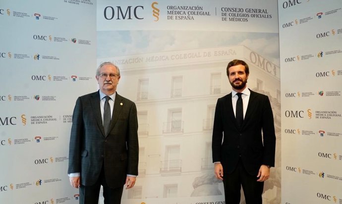 El presidente del PP, Pablo Casado, se reúne con el presidente de la Organización Médico Colegial (OMC), Serafín Romero. En Madrid, a 23 de junio de 2020.
