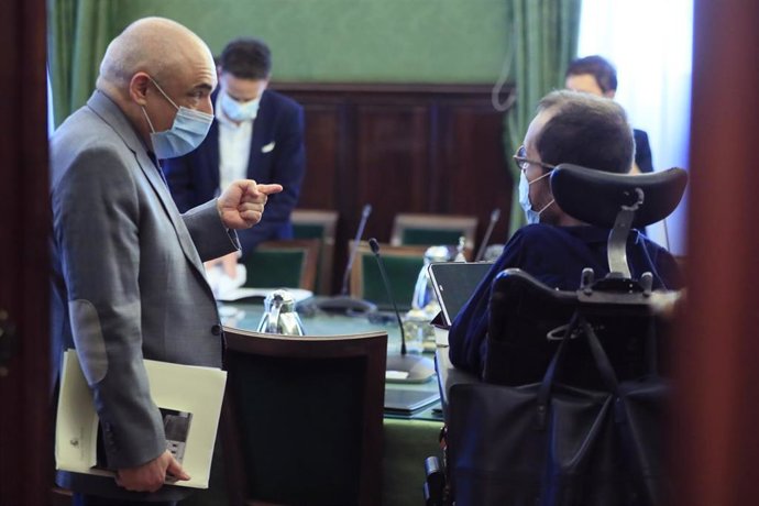 El portavoz de Unidas Podemos en el Congreso de los Diputados, Pablo Echenique (d), conversa con el secretario general del grupo socialista en el Congreso, Rafael Simancas