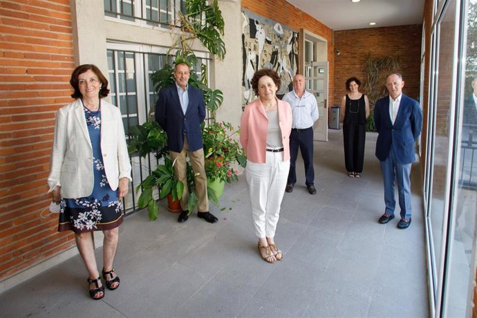 La consejera Maeztu junto a responsables del Balneario de Fitero
